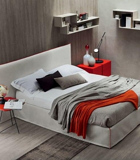 Белая кожаная кровать и красный прикроватный столик BED RELAX / COLLECTION BRIO