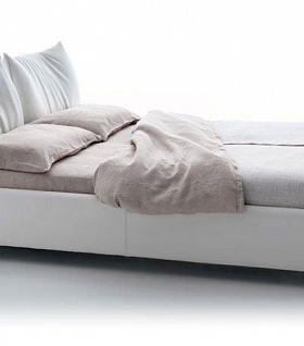Стильная кровать из белой кожи с мягким изголовьем QUAELÀ